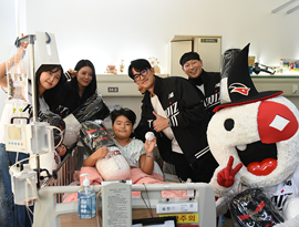 KT wiz 고영표 선수와 응원단, 아주대학교병원 소아병동 방문해 환아 위로